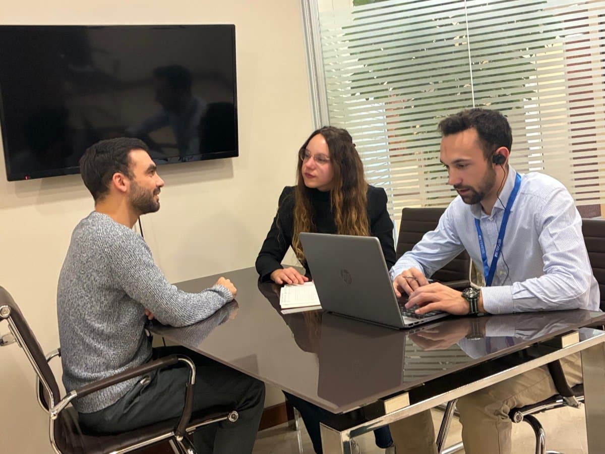 Team professioneller Dolmetscher bei der Arbeit während eines Meetings in Brescia